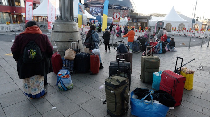Geflüchtete aus der Ukraine stehen vor der Anlaufstelle für Geflüchtete der Stadt Köln am Hauptbahnhof.
