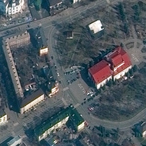 Das Theater in Mariupol, bevor es von russischen Bomben zerstört worden ist: Das Satellitenbild von Maxar, aufgenommen am Montag (14. März), zwei Tage vor dem Angriff, zeigt deutlich den Schriftzug, den die Menschen vor und hinter das Theater geschrieben haben: „Kinder“.