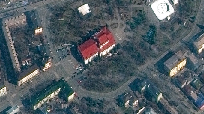 Das Theater in Mariupol, bevor es von russischen Bomben zerstört worden ist: Das Satellitenbild von Maxar, aufgenommen am Montag (14. März), zwei Tage vor dem Angriff, zeigt deutlich den Schriftzug, den die Menschen vor und hinter das Theater geschrieben haben: „Kinder“.
