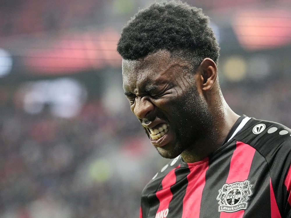 Leverkusens Timothy Fosu-Mensah mit schmerzverzerrtem Gesicht.