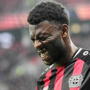 Leverkusens Timothy Fosu-Mensah mit schmerzverzerrtem Gesicht.