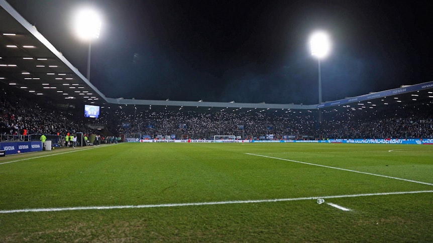 Das Ruhrstadion in Bochum am 18. März 2022. Das Flutlicht leuchtet.