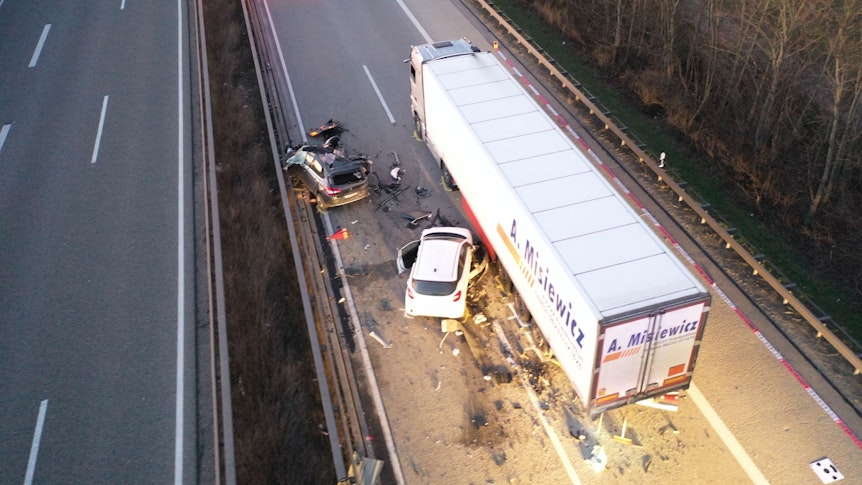 Ein Unfall auf der Autobahn 61 bei Bad Kreuznach am 18. März 2022 aus der Drohnenperspektive. Zur Verfügung gestellt im Presseportal der Polizei am 19. März 2022.
