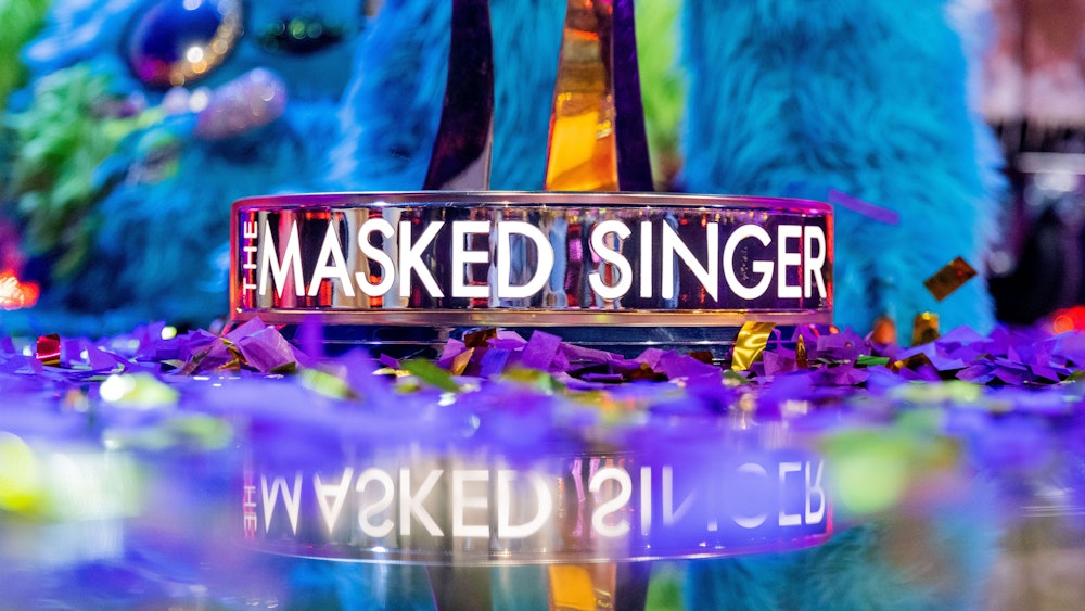 "The Masked Singer" steht am Boden des Siegerpokals der Live-Musikshow.