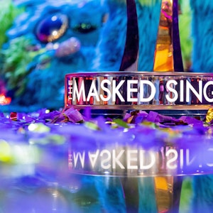 "The Masked Singer" steht am Boden des Siegerpokals der Live-Musikshow.