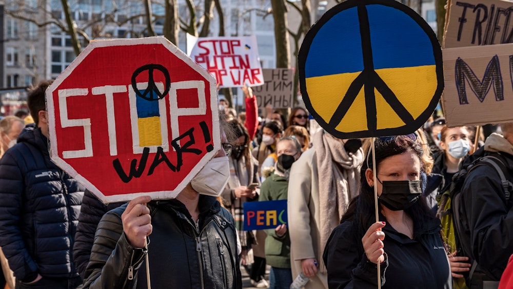 28.02.2022, Köln: Karneval 2022: Demonstration für den Frieden und gegen den Krieg den Russland (Putin) gegen die Ukraine führt. Hier: Neumarkt.