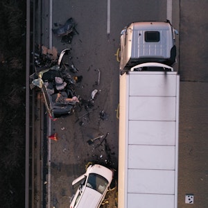 Ein Unfall auf der Autobahn 61 bei Bad Kreuznach am 18. März 2022 aus der Drohnenperspektive. Zur Verfügung gestellt im Presseportal der Polizei am 19. März 2022.