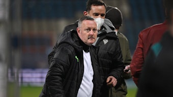 Der Schock ist auch Roland Virkus, Manager von Borussia Mönchengladbach, nach dem Match beim VfL Bochum ins Gesicht geschrieben. Die Partie am Freitagabend (18. März 2022) wurde wegen eines Becherwurfs nach 70 Minuten abgebrochen.