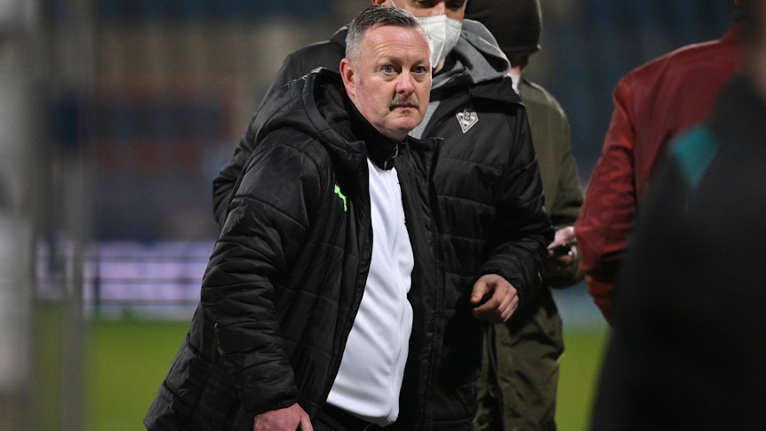 Der Schock ist auch Roland Virkus, Manager von Borussia Mönchengladbach, nach dem Match beim VfL Bochum ins Gesicht geschrieben. Die Partie am Freitagabend (18. März 2022) wurde wegen eines Becherwurfs nach 70 Minuten abgebrochen.