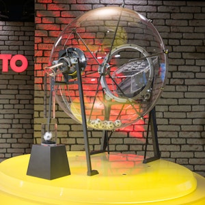 Die Ziehungsmaschine der Lotto 6 aus 49 steht in der neuen Studio Kulisse.