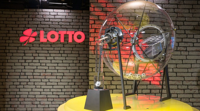 Die Ziehungsmaschine der Lotto 6 aus 49 steht in der neuen Studio Kulisse.