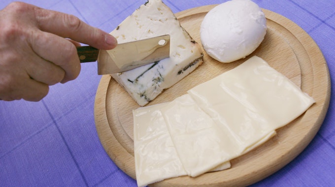 Unser Symbolbild zeigt Ein Stück Gorgonzola, ein Bällchen Mozzarella und drei Scheibletten Käse. Ein Mozzarella wird zurückgerufen, weil scharfkantige Kunststoffstückchen enthalten sein könnten.