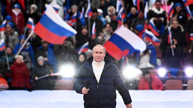 Der russische Präsident Wladimir Putin lässt sich am 18. März im Olympiastadion in Moskau von seinen Anhängern feiern.