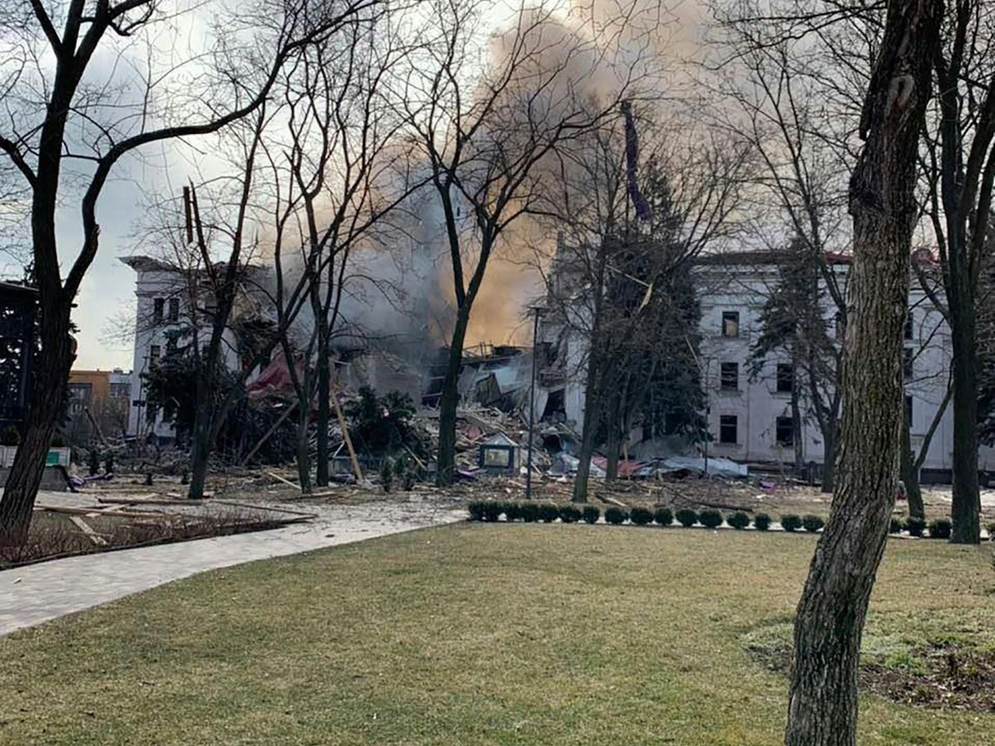 Dieses Handout-Bild, das am 16. März auf dem Telegramm-Account des Gouverneurs der östlichen Region Donezk, Pawlo Kirilenko, veröffentlicht wurde, zeigt das Theater in Mariupol, das nach einem russischen Angriff völlig zerstört wurde.