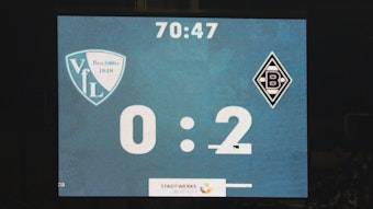Die Anzeigetafel in Bochumer Ruhrstadion während des abgebrochenen Bundesliga-Duells zwischen dem VfL Bochum und Borussia Mönchengladbach am 18. März 2022. Die Videowand zeigt den Spielstand 2:0 für Gladbach an.