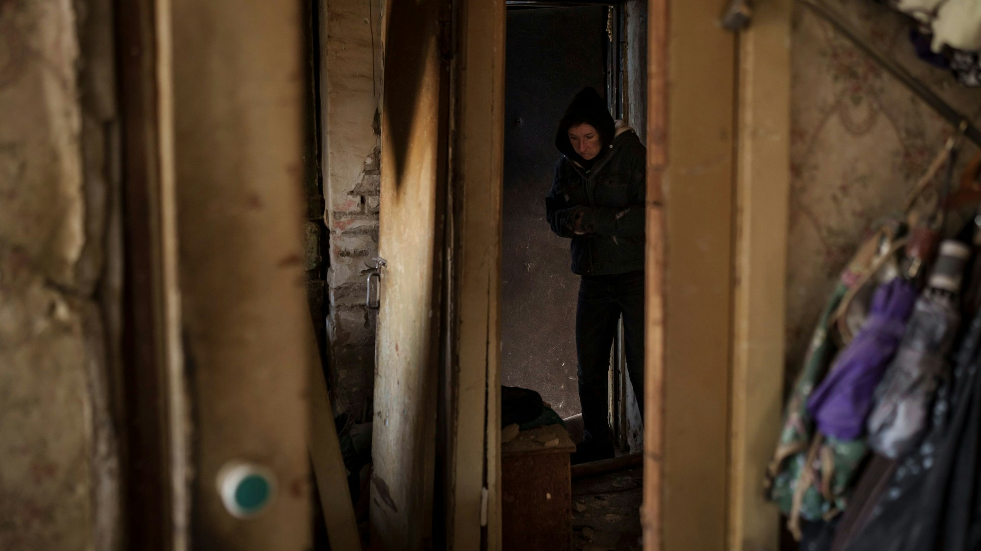 Eine Frau betritt in Kyjiw am 18. März ihre völlig zerstörte Wohnung. Russische Streitkräfte forcierten ihre Angriffe auf Großstädte. Anwohnerinnen und Anwohner eines Apartmentkomplexes in einem Vorwort Kyjiws berichten, wie die Soldaten ihre Wohnungen stürmten und Geiseln nahmen.