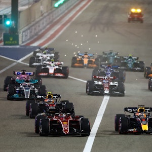 BAHRAIN, BAHRAIN - MARCH 20: Charles Leclerc of Monaco driving (16) the Ferrari F1-75 leads Max Verstappen of the Netherlands driving the (1) Oracle Red Bull Racing RB18 and the rest of the field going into the first corner at the start of the race during the F1 Grand Prix of Bahrain at Bahrain International Circuit on March 20, 2022 in Bahrain, Bahrain. (Photo by Mark Thompson/Getty Images)