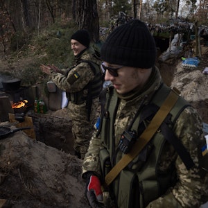 Mitglieder einer ukrainischen Einheit bewachen am 17. März in Kyjiw eine Stellung am Stadtrand. Auch eine deutsche Gruppe kämpft in einem Vorort der Hauptstadt, es soll bereits Tote unter ihnen geben.