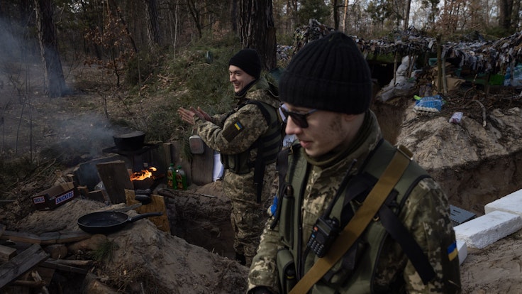 Mitglieder einer ukrainischen Einheit bewachen am 17. März in Kyjiw eine Stellung am Stadtrand. Auch eine deutsche Gruppe kämpft in einem Vorort der Hauptstadt, es soll bereits Tote unter ihnen geben.