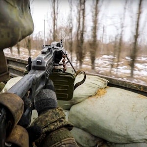 Auf diesem vom Pressedienst des russischen Verteidigungsministeriums Anfang März veröffentlichten Foto zielt ein russischer Soldat mit einem Gewehr vom einem Militärlastwagen aus. Laut ukrainischem Nachrichtendienst erwägt Russland, auch minderjährige Soldaten in den Krieg zu schicken.