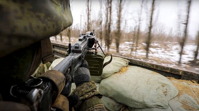 Auf diesem vom Pressedienst des russischen Verteidigungsministeriums Anfang März veröffentlichten Foto zielt ein russischer Soldat mit einem Gewehr vom einem Militärlastwagen aus. Laut ukrainischem Nachrichtendienst erwägt Russland, auch minderjährige Soldaten in den Krieg zu schicken.