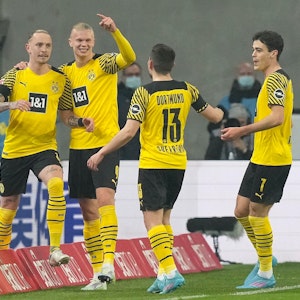 Erling Haaland feiert den Torschützen Marius Wolf von Borussia Dortmund.