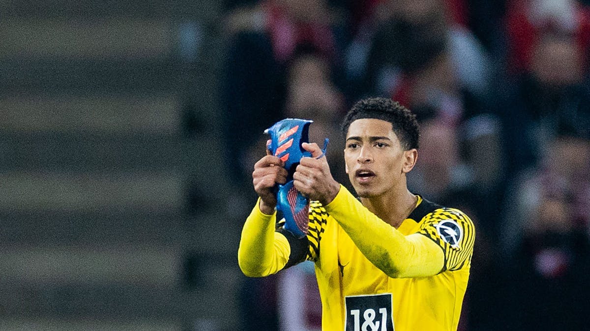 Dortmunds Jude Bellingham zeigt seinen gerissenen Fußballschuh.