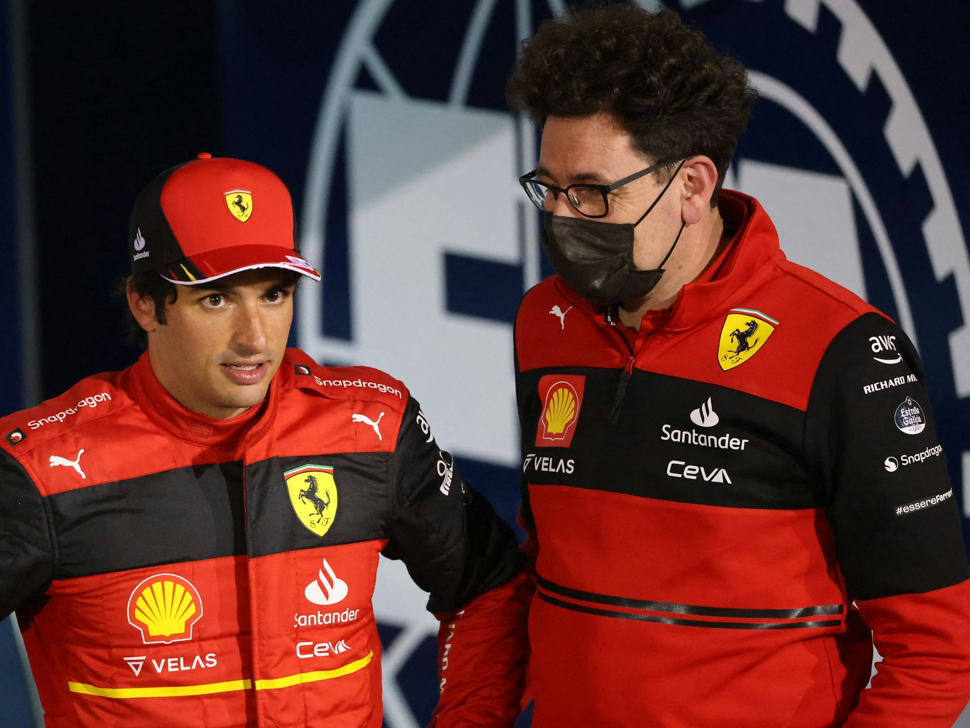 Ferrari-Pilot Carlos Sainz und Teamchef Mattia Binotto.