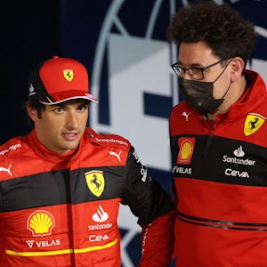 Ferrari-Pilot Carlos Sainz und Teamchef Mattia Binotto.