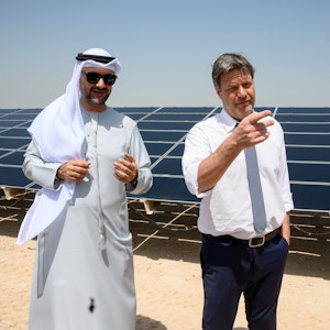Robert Habeck (Bündnis 90/Die Grünen), Bundesminister für Wirtschaft und Klimaschutz, und Mohamed Jameel Al Ramahi, CEO der Abu Dhabi Future Energy Company (Masdar), besuchen eine großflächige Solaranlage in der Nähe vom nachhaltigen Städtebauprojekt Masdar City.
