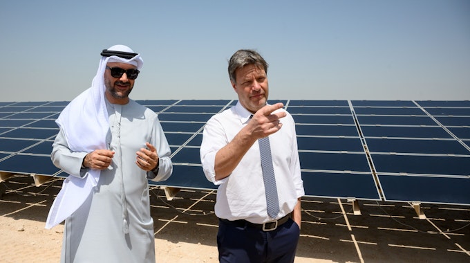 Robert Habeck (Bündnis 90/Die Grünen), Bundesminister für Wirtschaft und Klimaschutz, und Mohamed Jameel Al Ramahi, CEO der Abu Dhabi Future Energy Company (Masdar), besuchen eine großflächige Solaranlage in der Nähe vom nachhaltigen Städtebauprojekt Masdar City.