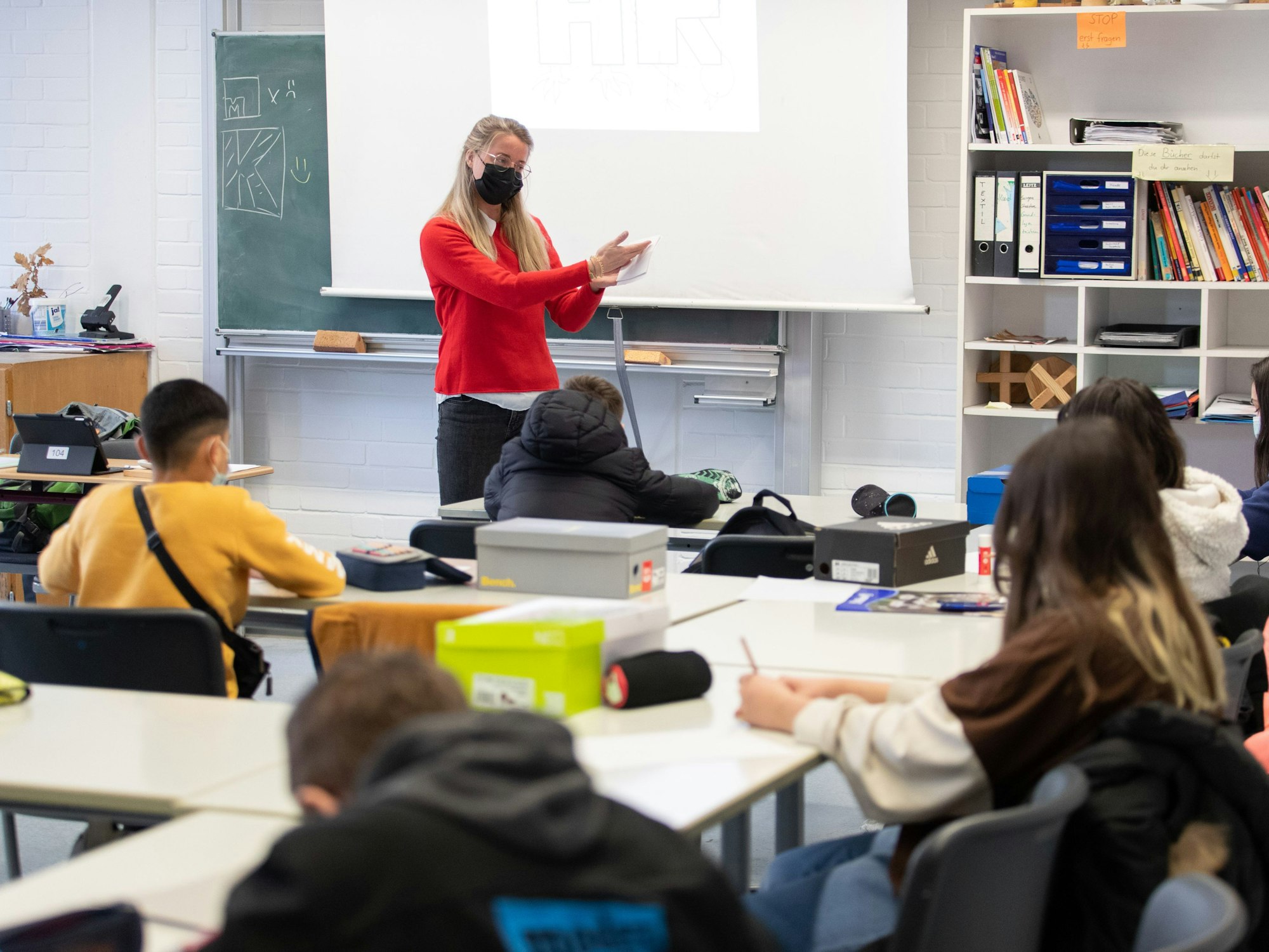 Eine Lehrerin unterrichtet in einem Klassenraum der Möser-Realschule am Westerberg.