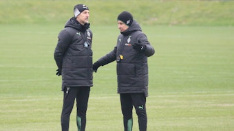 Auch in der Länderspielphase wird bei Fußball-Bundesligist Borussia Mönchengladbach trainiert. Cheftrainer Adi Hütter (l.), hier mit seinem Assistenten Christian Peintinger am 25. Januar 2022, soll in dieser Woche wieder in den Borussia-Park zurückkehren. Peintinger gestikuliert während des Gesprächs mit Hütter.