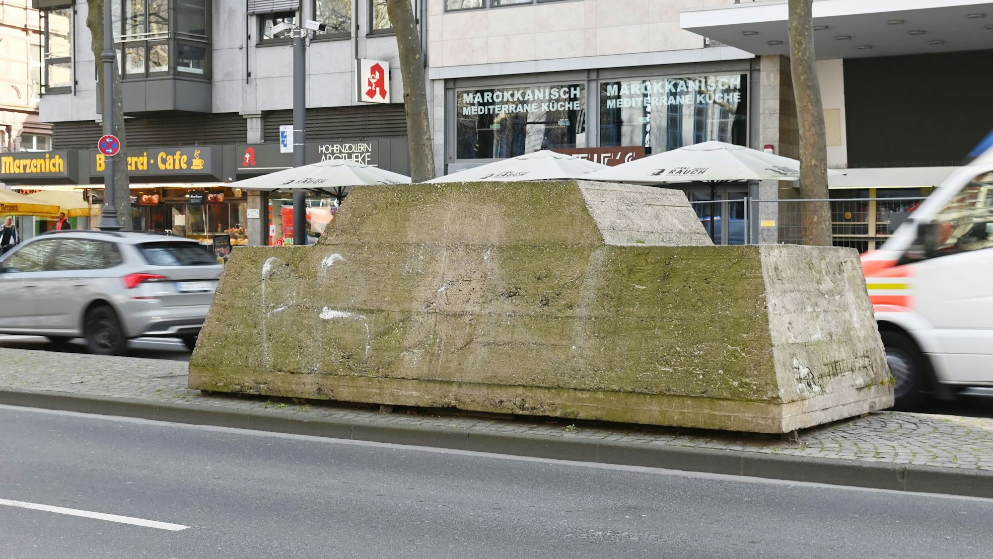 Die Skulptur „Ruhender Verkehr“ auf dem Hohenzollernring (21. März 2022). Jetzt soll das Kunstwerk versetzt werden.