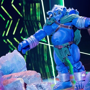 Die Figur „Der Ork“ steht in der Prosieben-Show „The Masked Singer“ auf der Bühne.