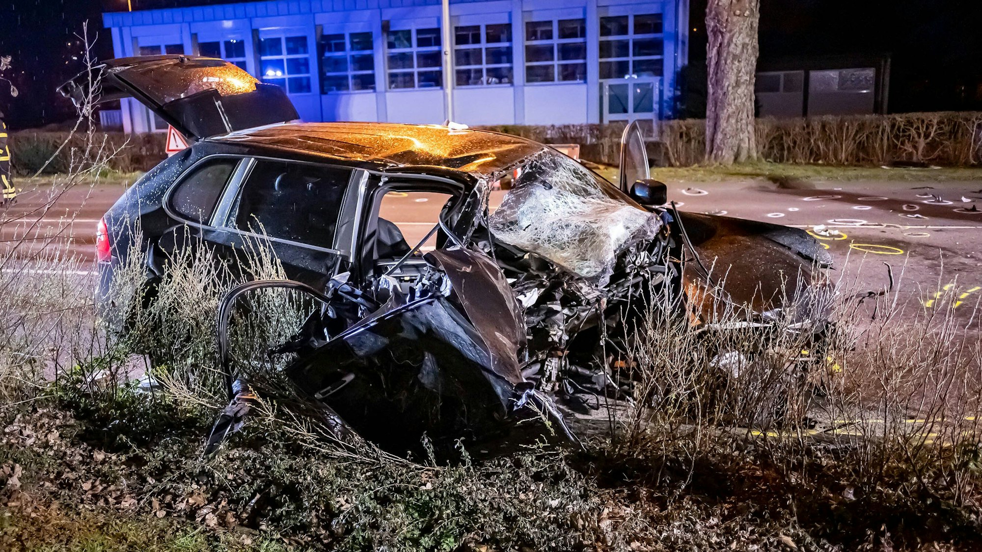 Ein Autofahrer ist in Lindlar (Oberbergischer Kreis) mit seinem Wagen gegen einen Baum geprallt und lebensgefährlich verletzt worden.