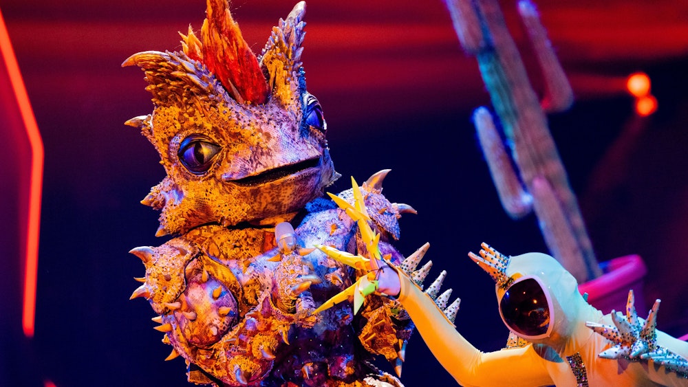 Die Figur „Der Dornteufel“ steht in der ProSieben-Show „The Masked Singer“ auf der Bühne.