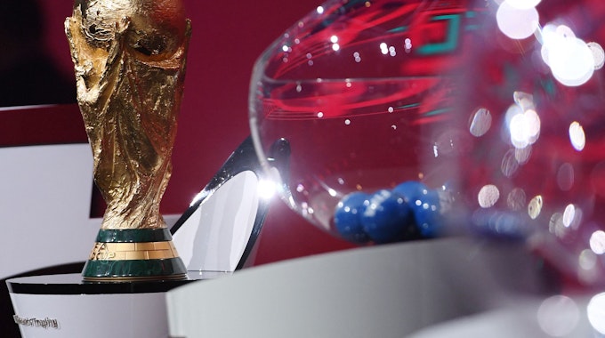 Der WM-Pokal steht bei der Auslosung neben einer Lostrommel.