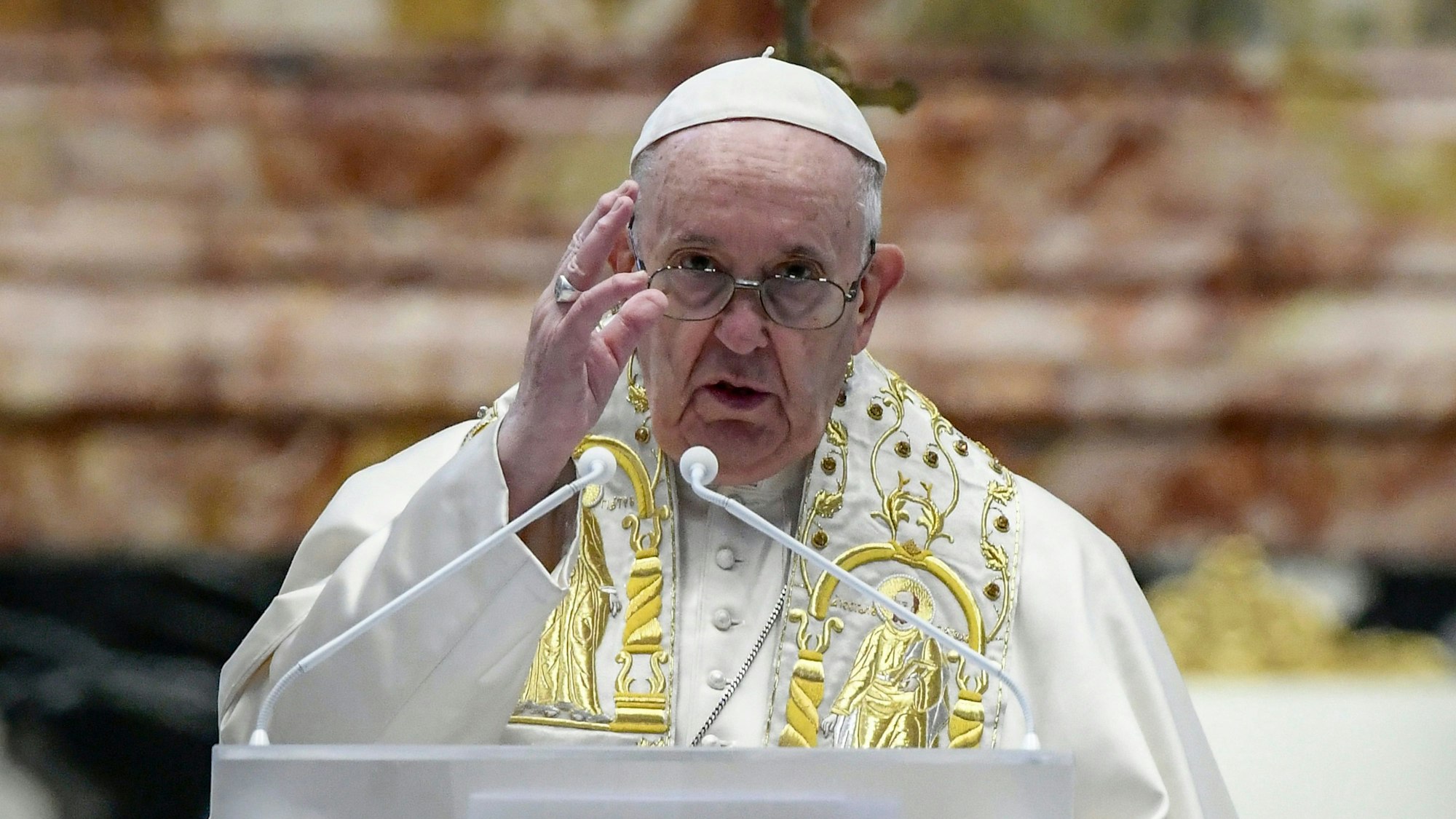 Papst Franziskus segnet Gläubige