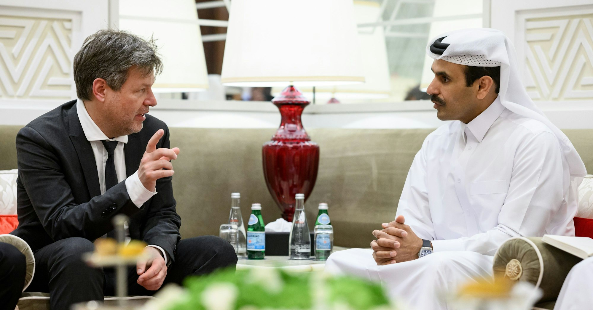 Bundeswirtschaftsminister Robert Habeck am 20. März 2022 beim Gespräch mit Saad Scharida al-Kaabi, Energieminister von Katar.