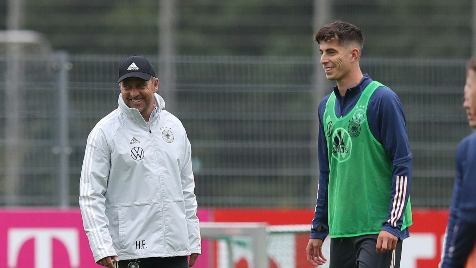 Bundestrainer Hansi Flick (l) und Kai Havertz (M) lachen beim DFB-Training.