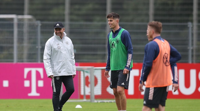 Bundestrainer Hansi Flick (l) und Kai Havertz (M) lachen beim DFB-Training.
