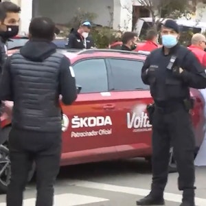 Die Behandlung des italienischen Radfahrers Sonny Colbrelli bei der Katalonien Rundfahrt nach einem Herzanfall wird von Ordnern und Sicherheitskräften abgeschirmt.