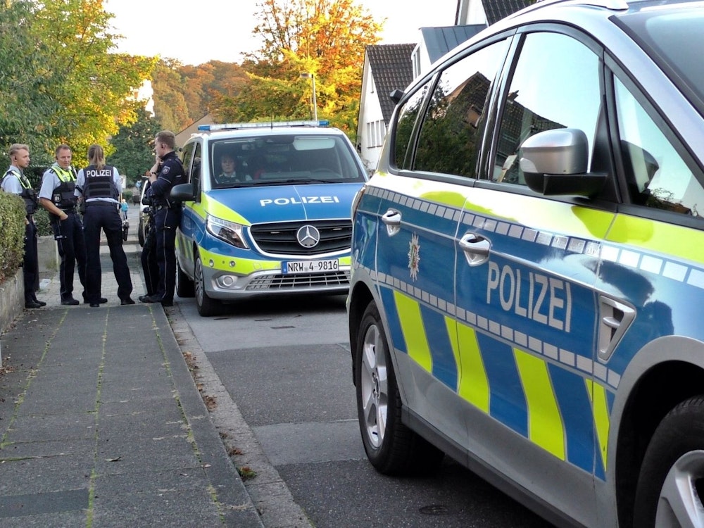 Einsatzkräfte der Polizei sind in Leichlingen im Einsatz.