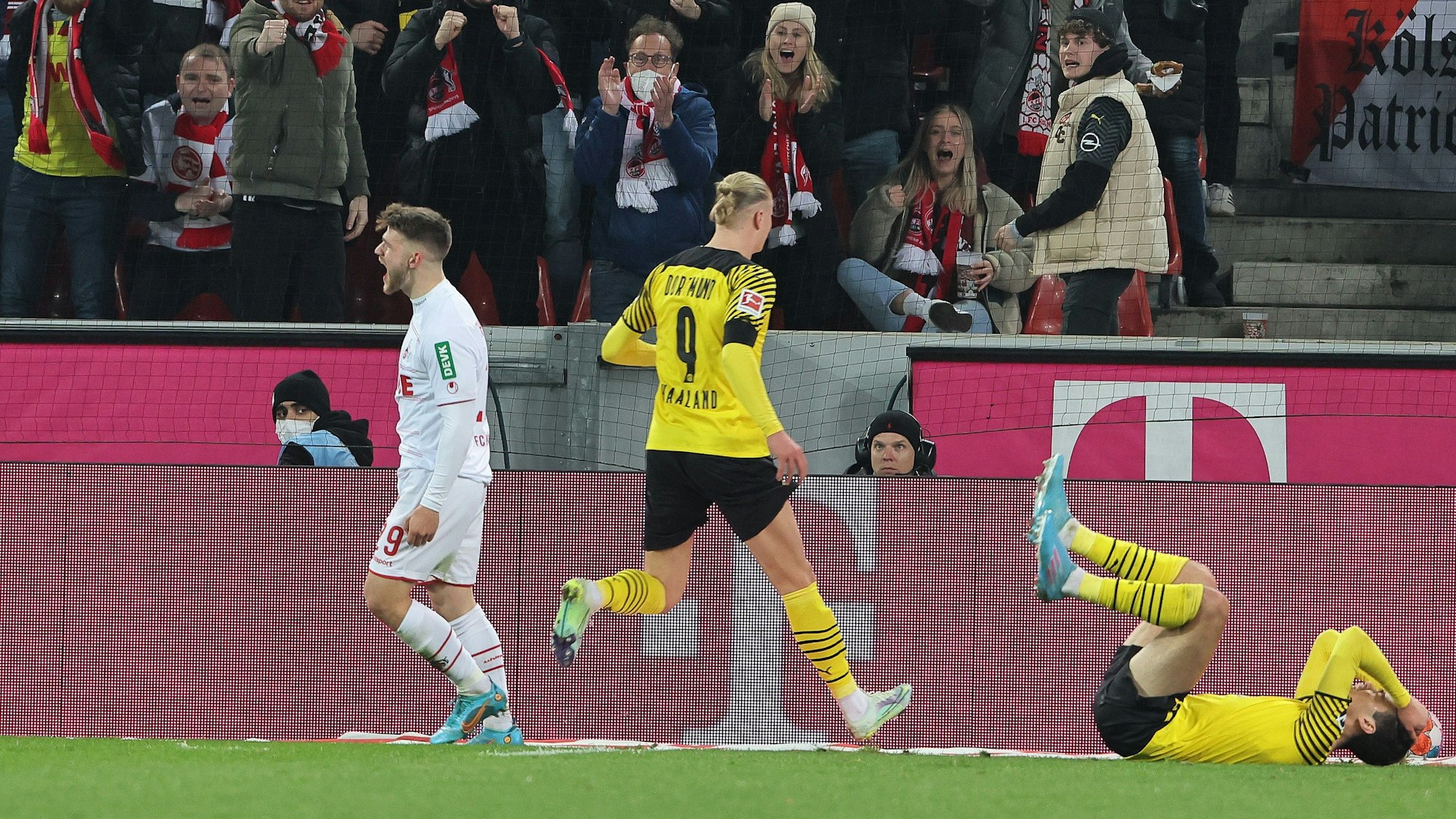 Jan Thielmann bejubelt im Spiel gegen Borussia Dortmund seine wichtige Grätsche im Strafraum des 1. FC Köln.