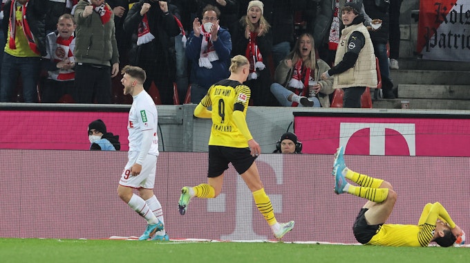Jan Thielmann bejubelt im Spiel gegen Borussia Dortmund seine wichtige Grätsche im Strafraum des 1. FC Köln.