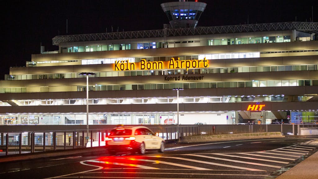 Auto führt vor dem Flughafen Köln/Bonn.