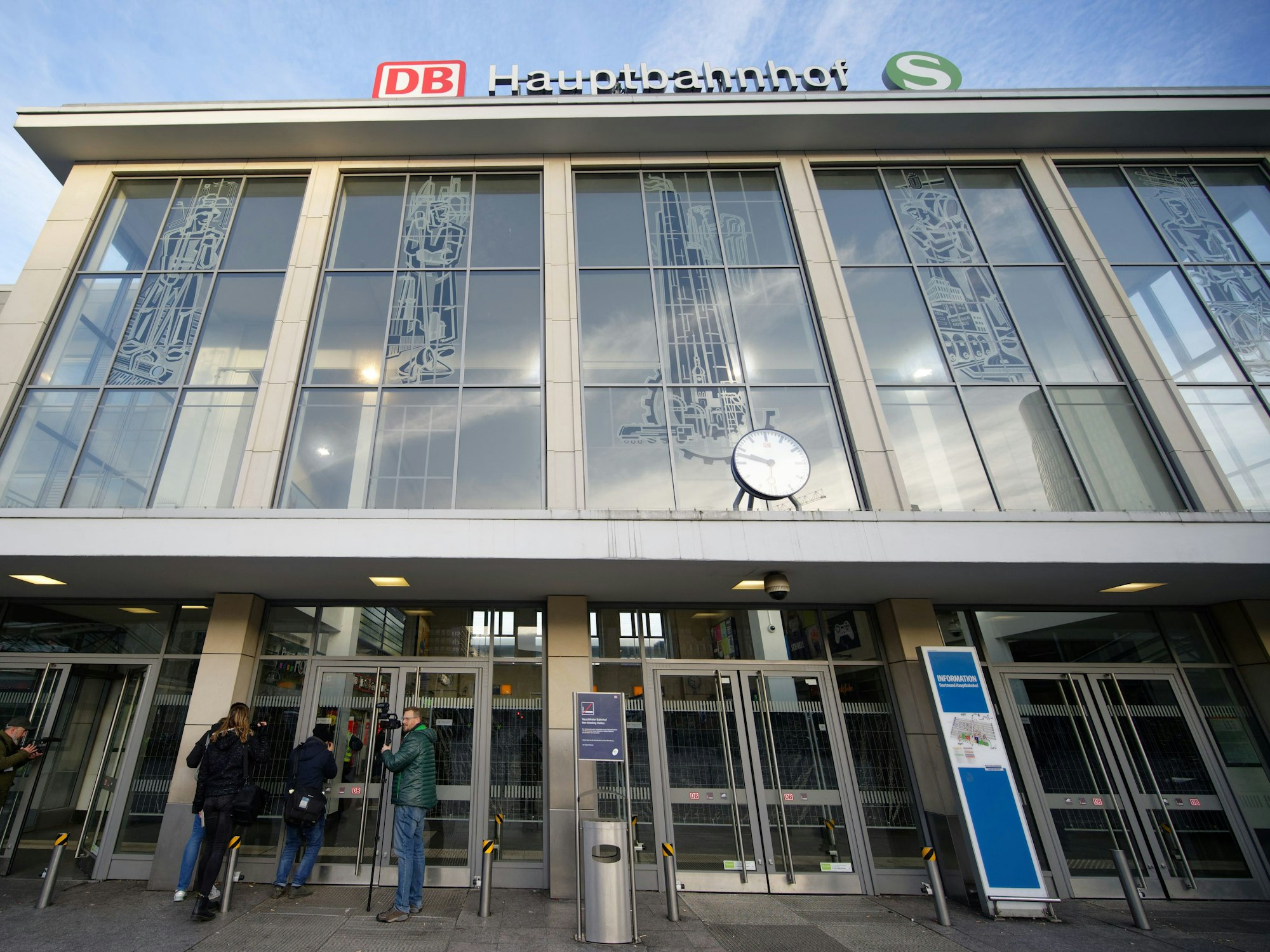 Journalisten stehen vor dem gesperrten Dortmunder Hauptbahnhof.