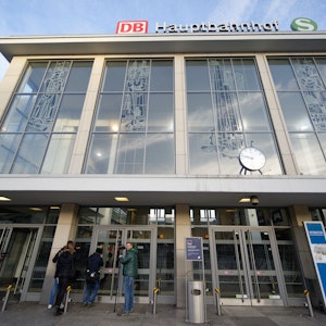 Journalisten stehen vor dem gesperrten Dortmunder Hauptbahnhof.