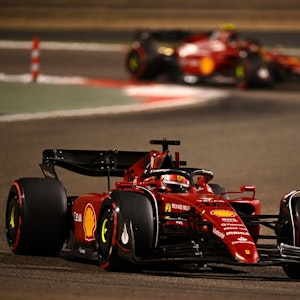 Ferrari-Pilot Charles Leclerc vor Teamkollege Carlos Sainz in Aktion.